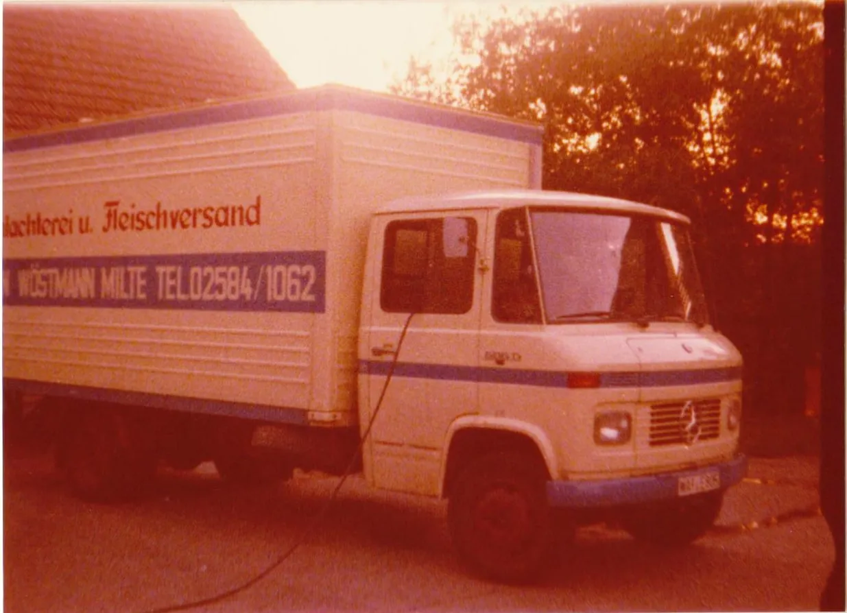Alter LKW mit der Aufschrift Schlachterei und Fleischversand